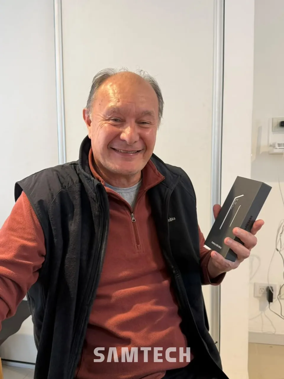 Cliente de SAMTECH con su celular nuevo en el local