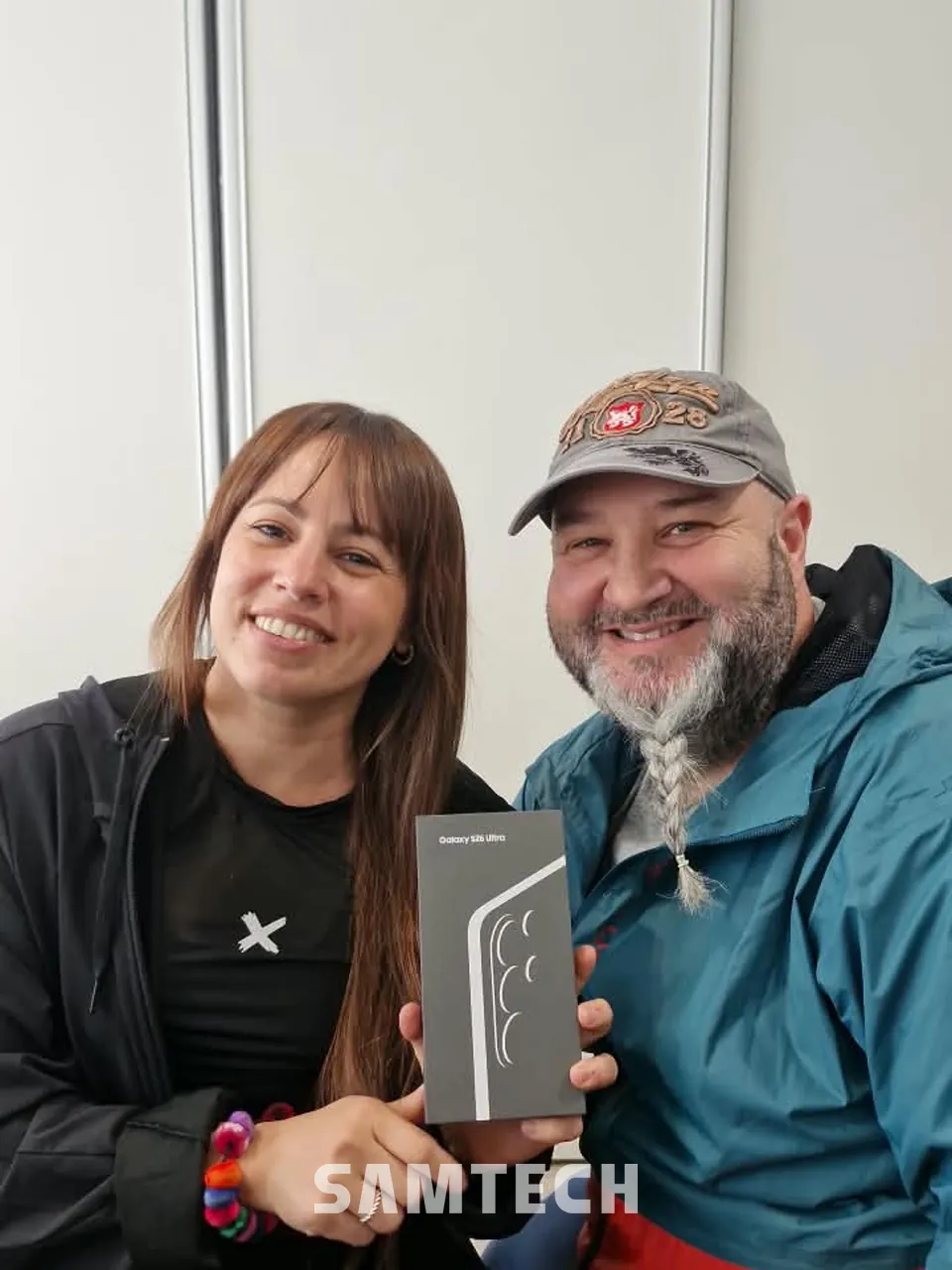 Cliente de SAMTECH con su celular nuevo en el local