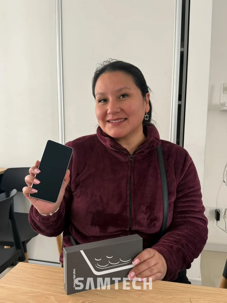 Cliente de SAMTECH con su celular nuevo en el local
