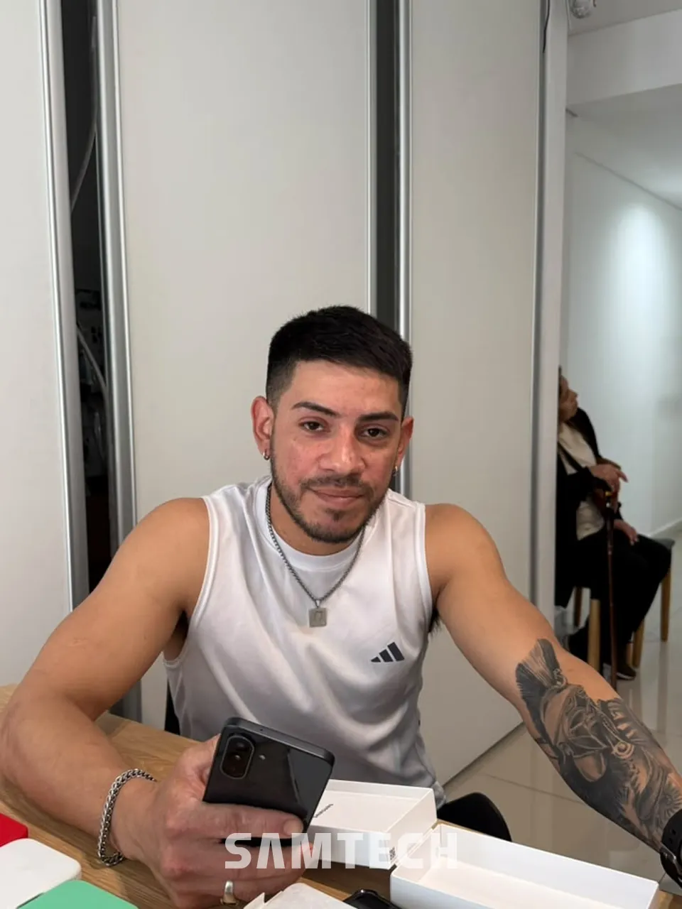Cliente de SAMTECH con su celular nuevo en el local