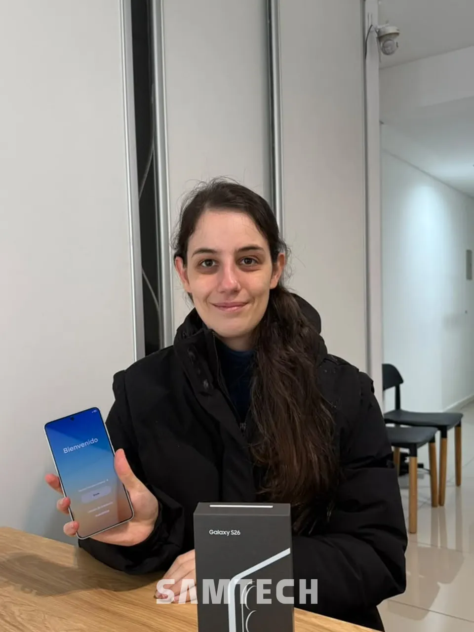 Cliente de SAMTECH con su celular nuevo en el local