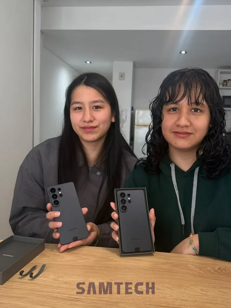 Cliente de SAMTECH con su celular nuevo en el local