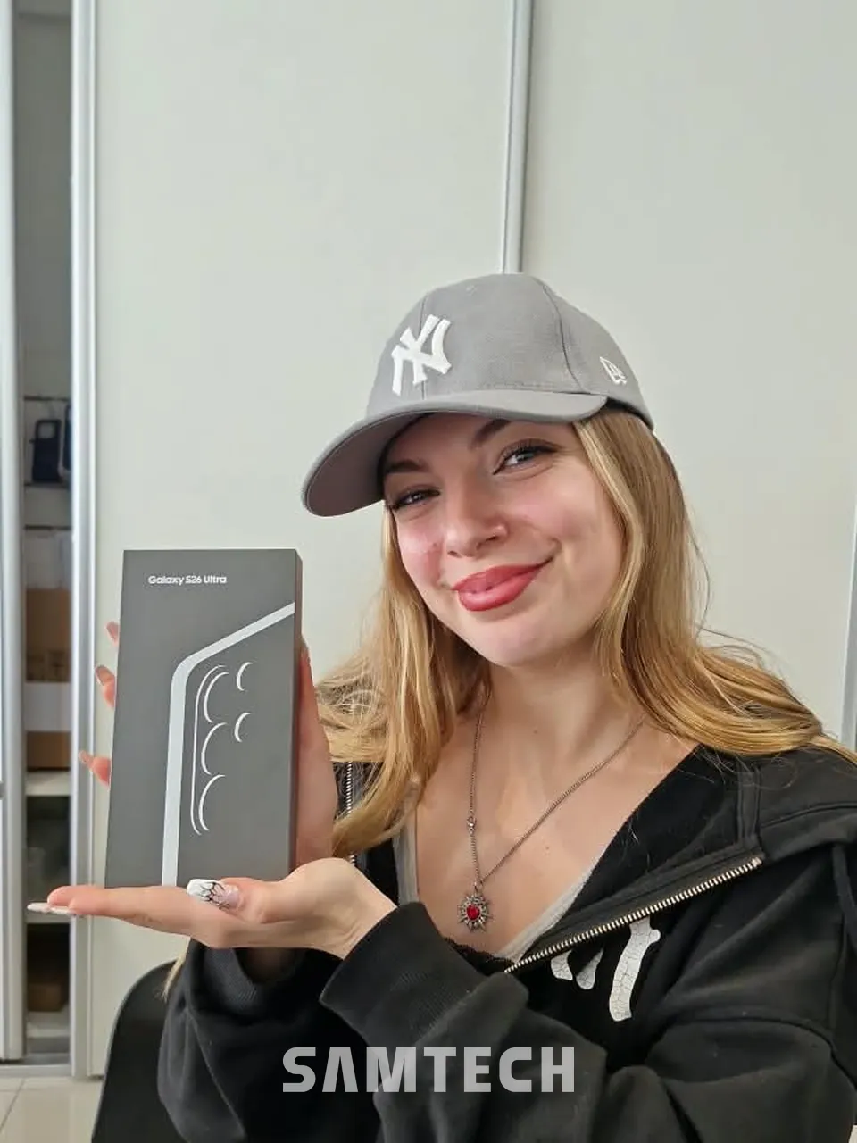 Cliente de SAMTECH con su celular nuevo en el local