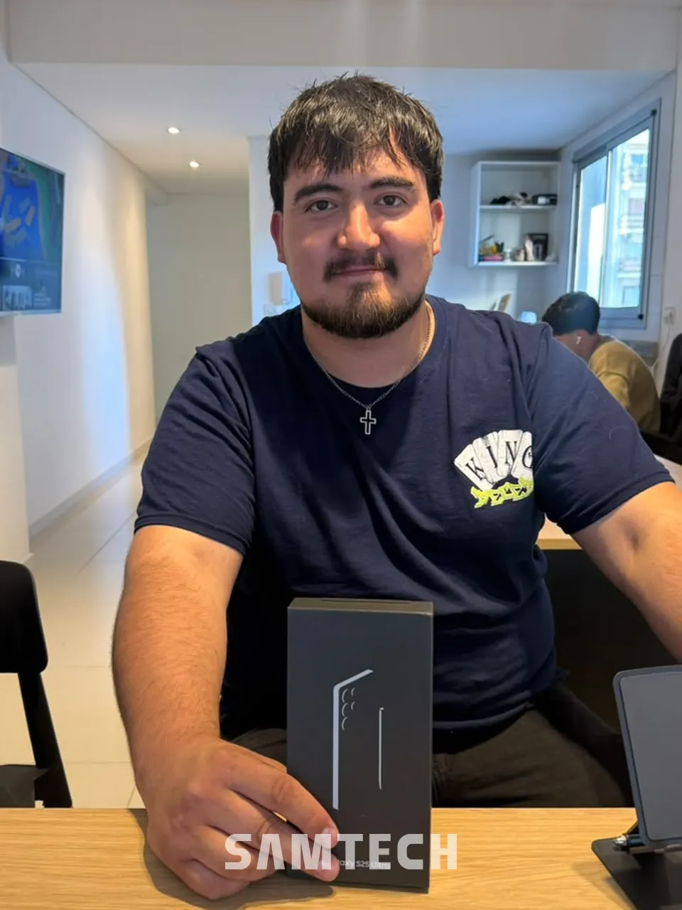 Cliente de SAMTECH con su celular nuevo en el local