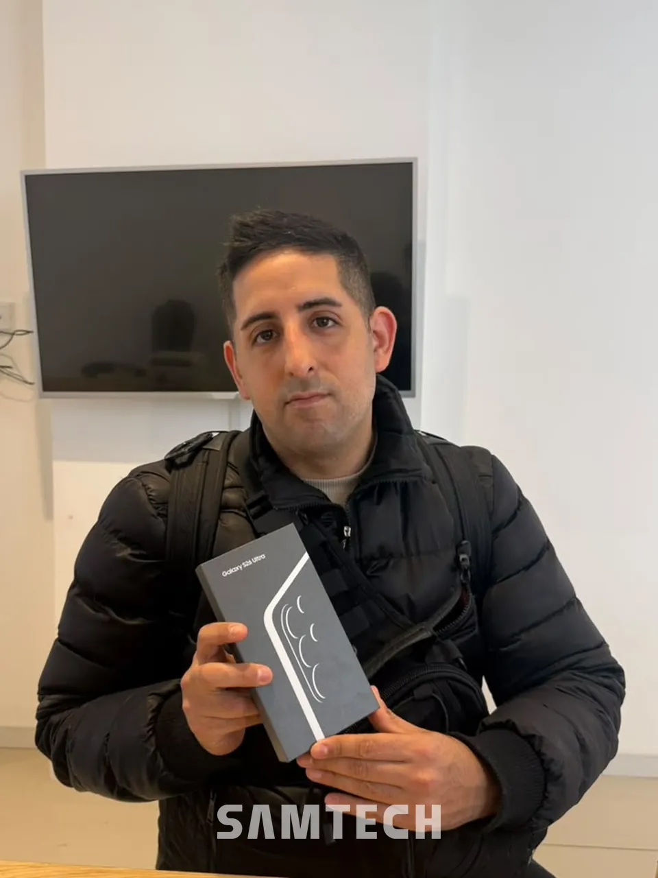Cliente de SAMTECH con su celular nuevo en el local