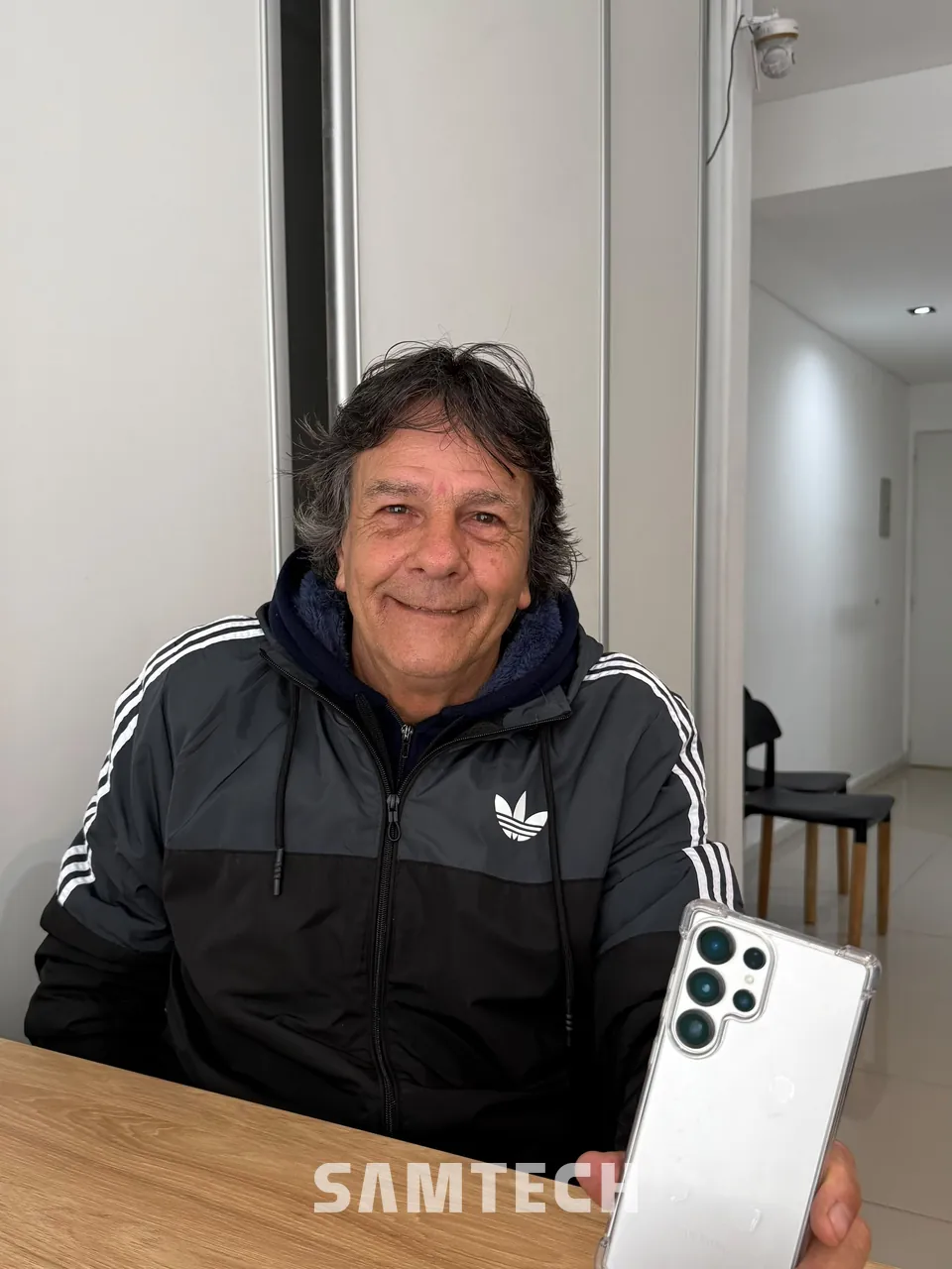 Cliente de SAMTECH con su celular nuevo en el local