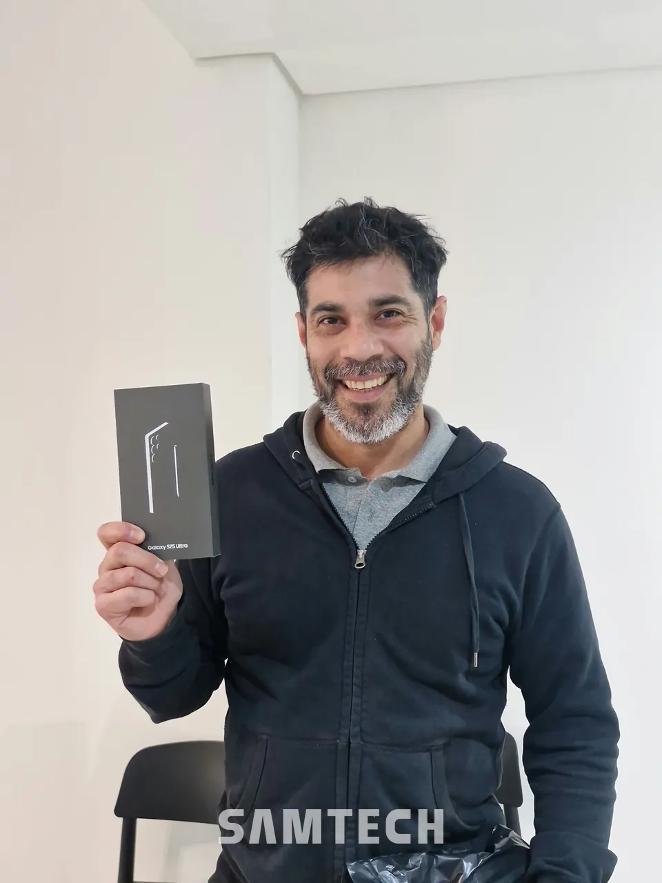 Cliente de SAMTECH con su celular nuevo en el local